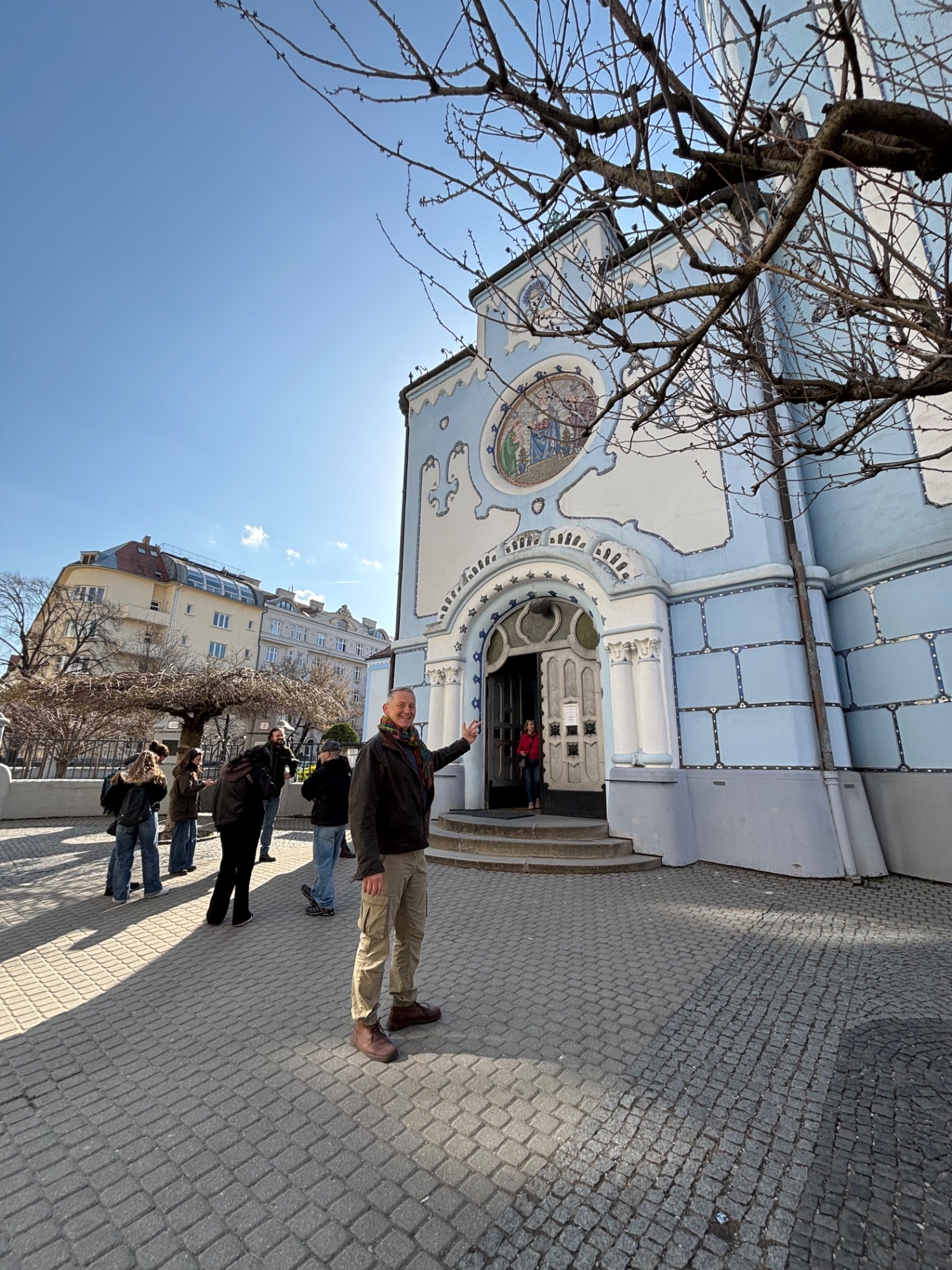 Entrada de la Iglesia Azul, única por su decoracion